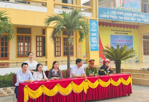 Trường THCS Kỳ Phương tổ chức tuyên truyền - tập huấn phòng cháy chữa cháy, đuối nước và tai nạn thương tích