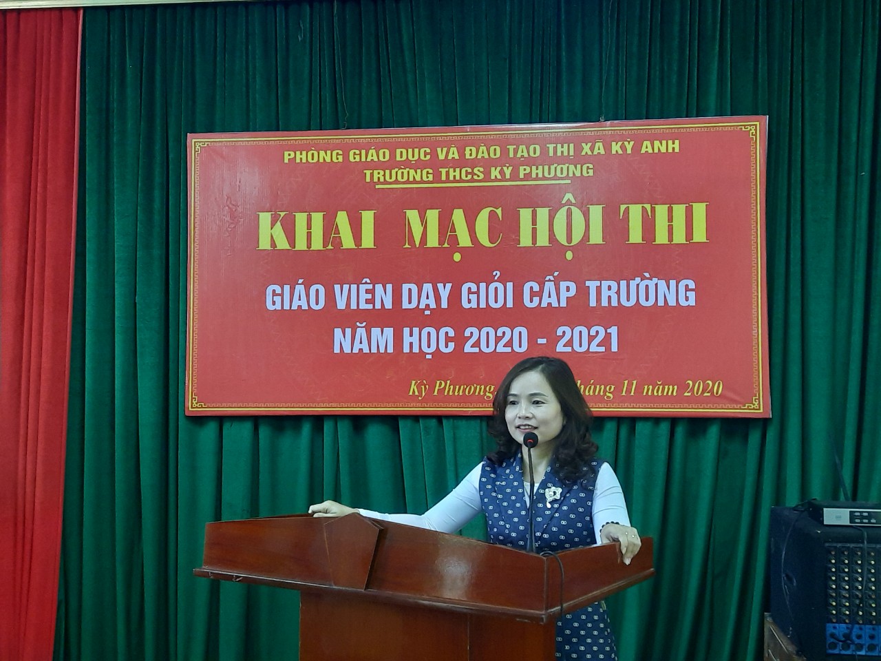 Cô giáo Vũ Thị Mai Hương - Chuyên viên phòng GD&ĐT thị xã phát biểu tại buổi lễ khai mạc
