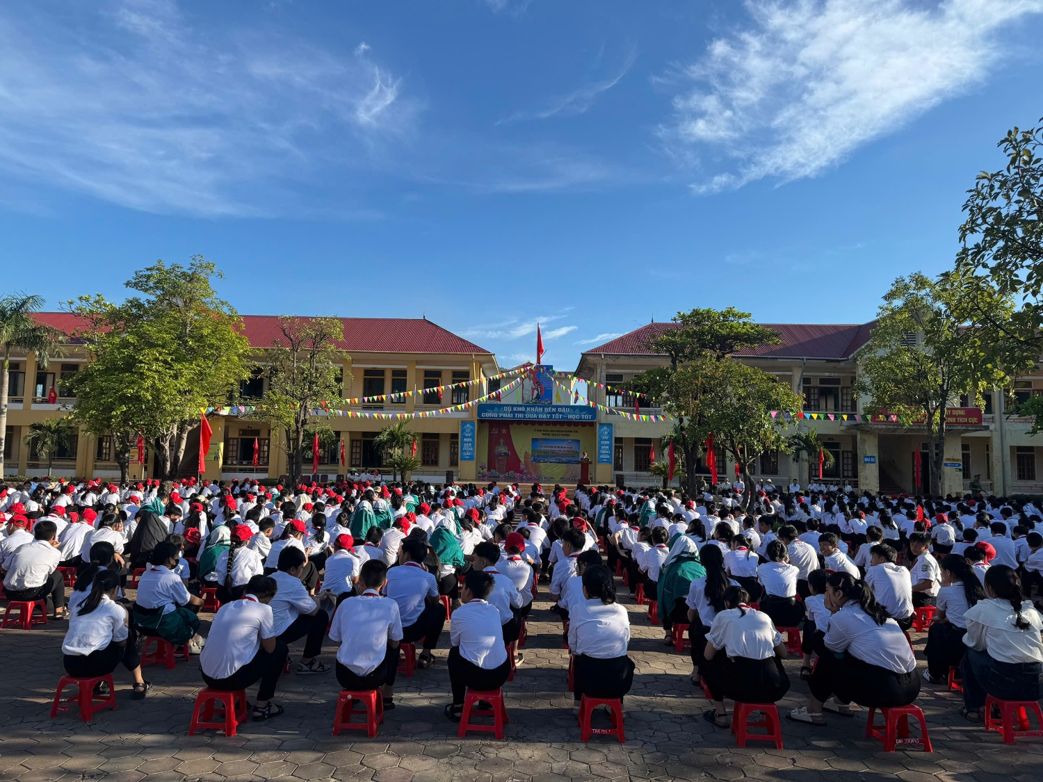 TRƯỜNG THCS KỲ PHƯƠNG TỔ CHỨC HOẠT ĐỘNG NGOẠI KHÓA “TUYÊN TRUYỀN, KÍ CAM KẾT THỰC HIỆN CÁC QUY ĐỊNH CỦA PHÁP LUẬT VỀ ATGT, LUẬT AN NINH MẠNG, PHÒNG CHỐNG TỘI PHẠM SỬ DỤNG CÔNG NGHỆ CAO, PHÒNG CHỐNG MA TÚY”